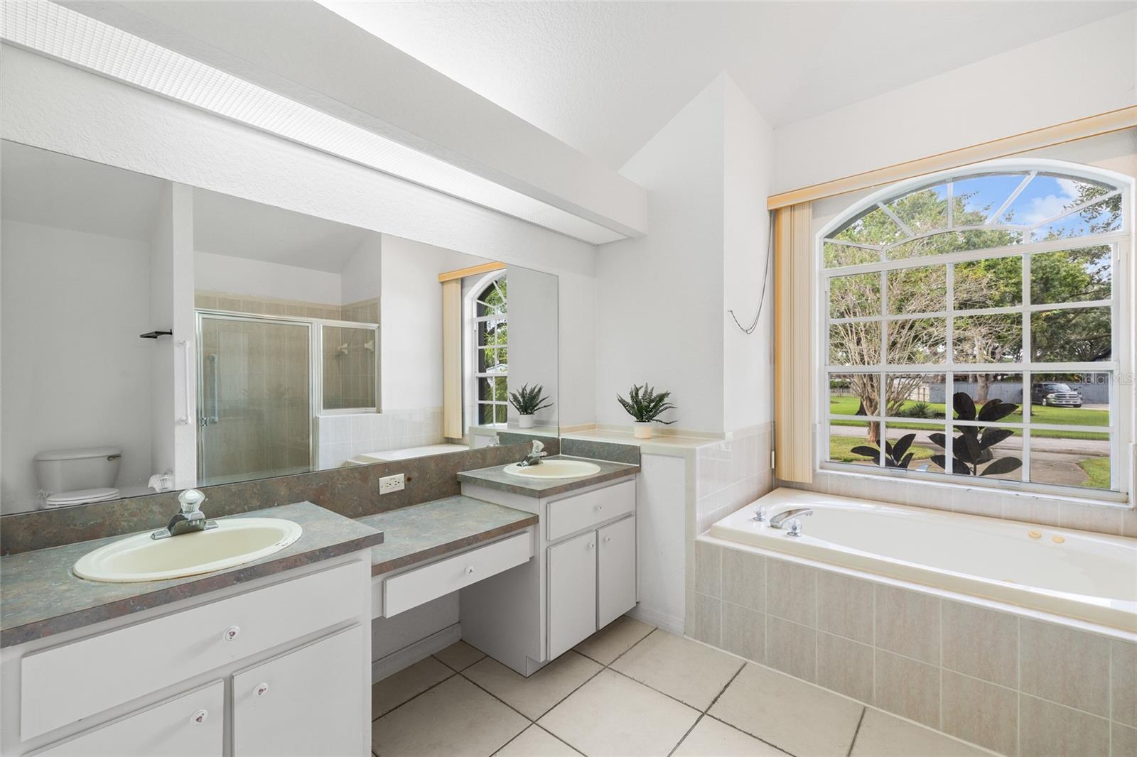 Listing photo id 18 for 22946 Brownwood Court