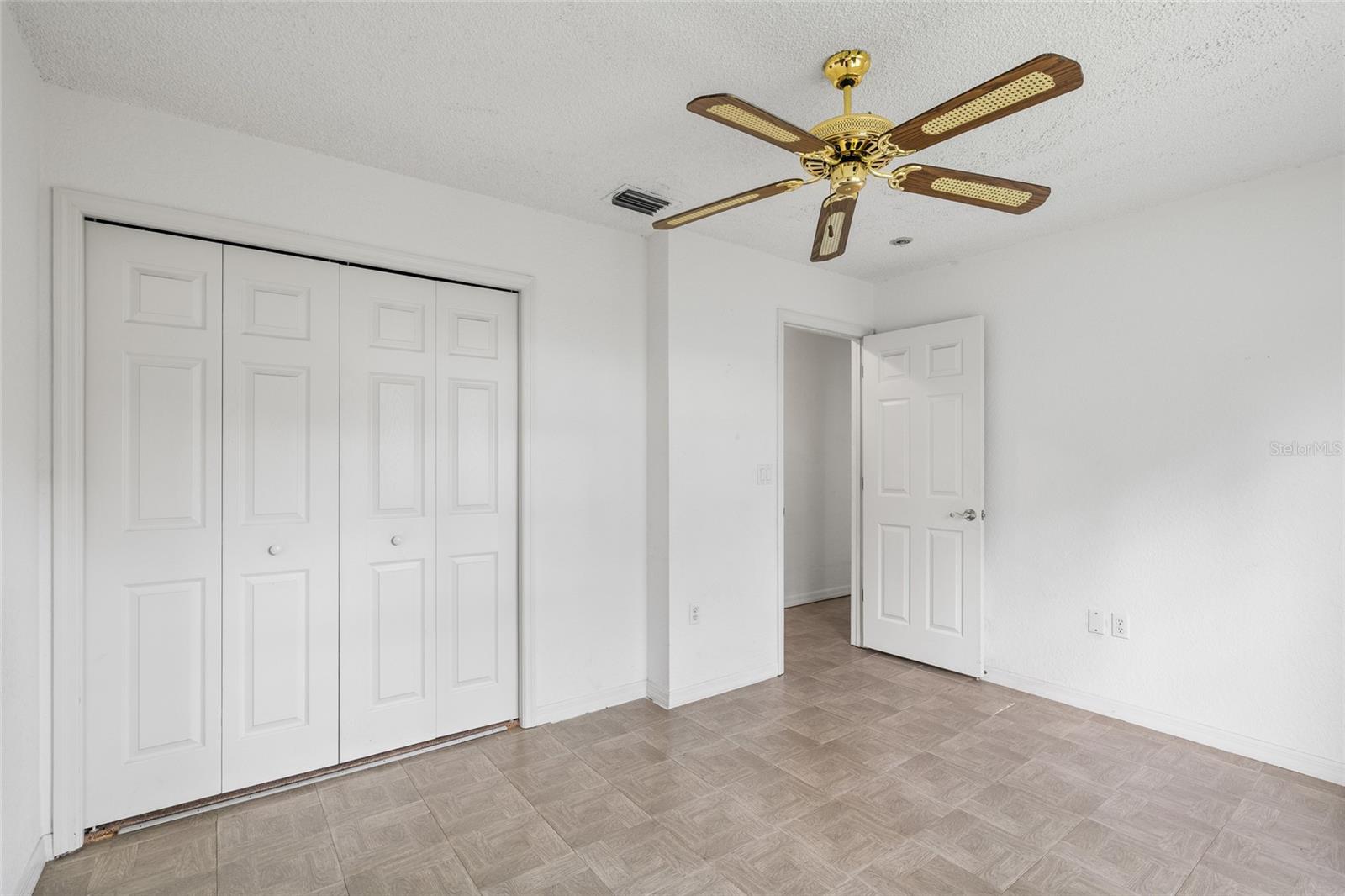Listing photo id 20 for 22946 Brownwood Court