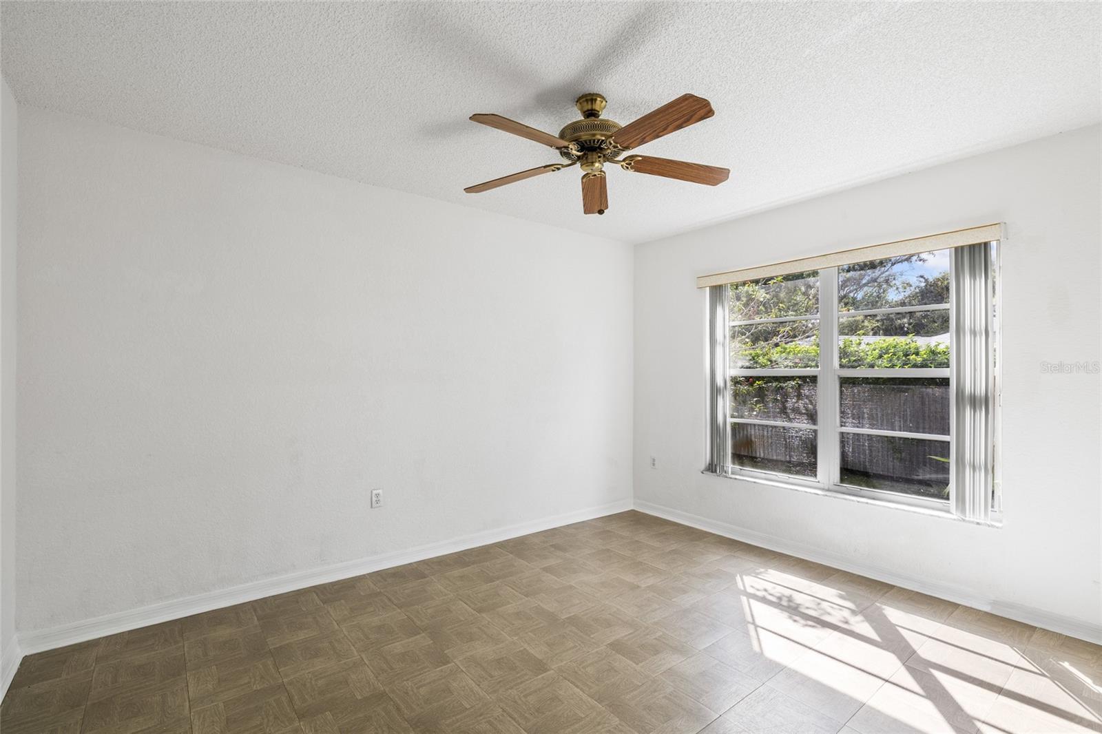 Listing photo id 23 for 22946 Brownwood Court