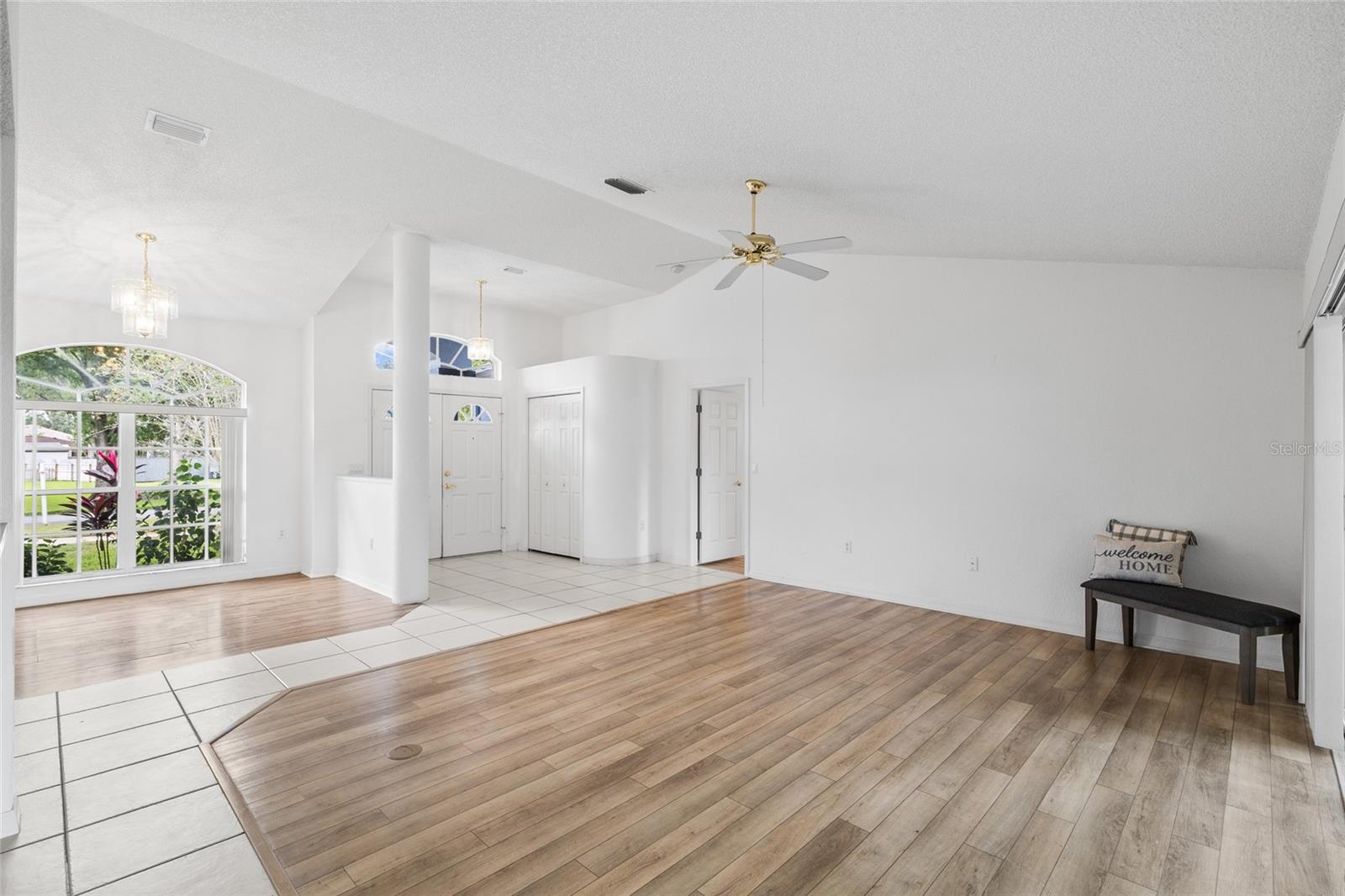 Listing photo id 3 for 22946 Brownwood Court