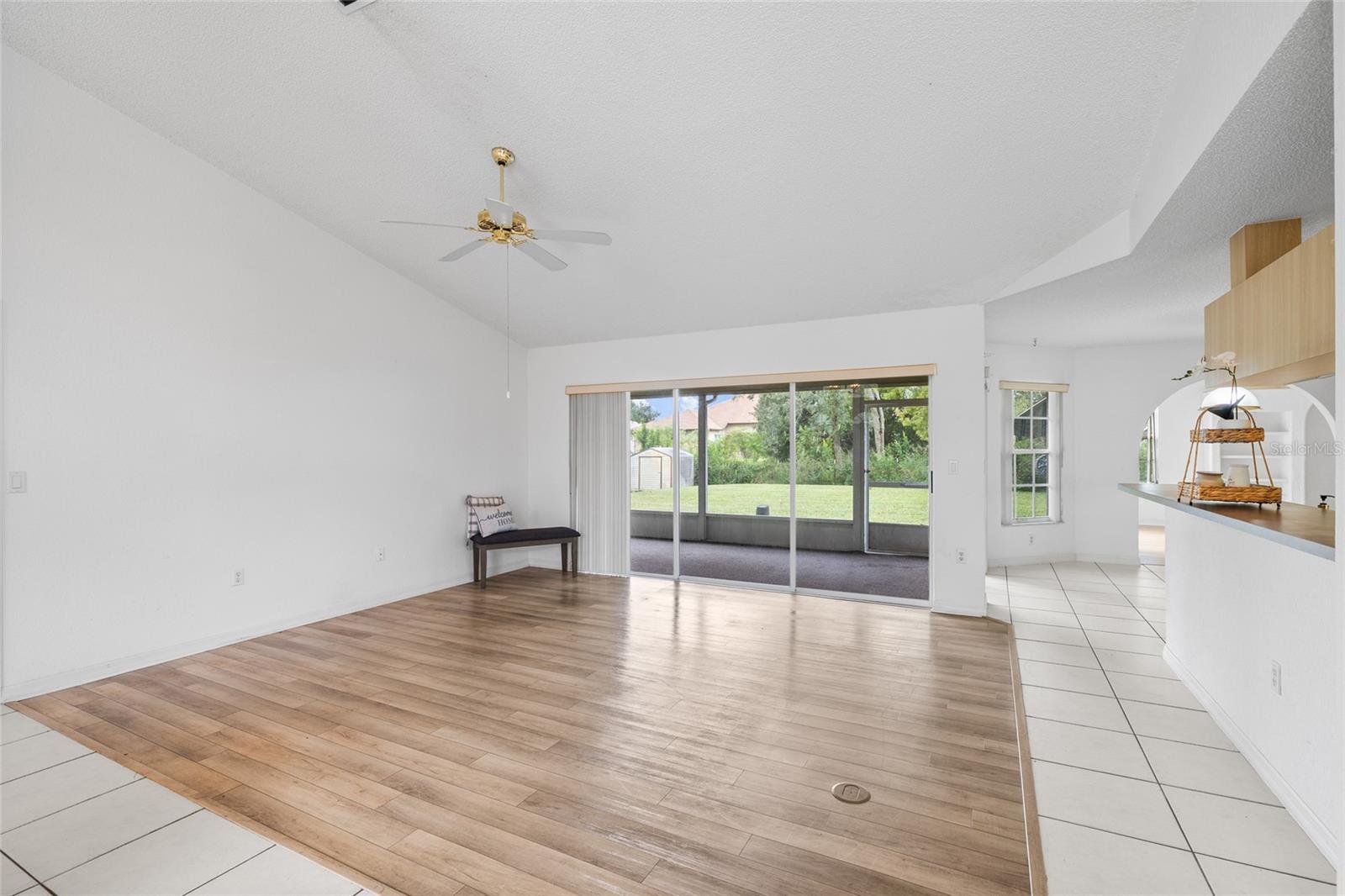 Listing photo id 4 for 22946 Brownwood Court