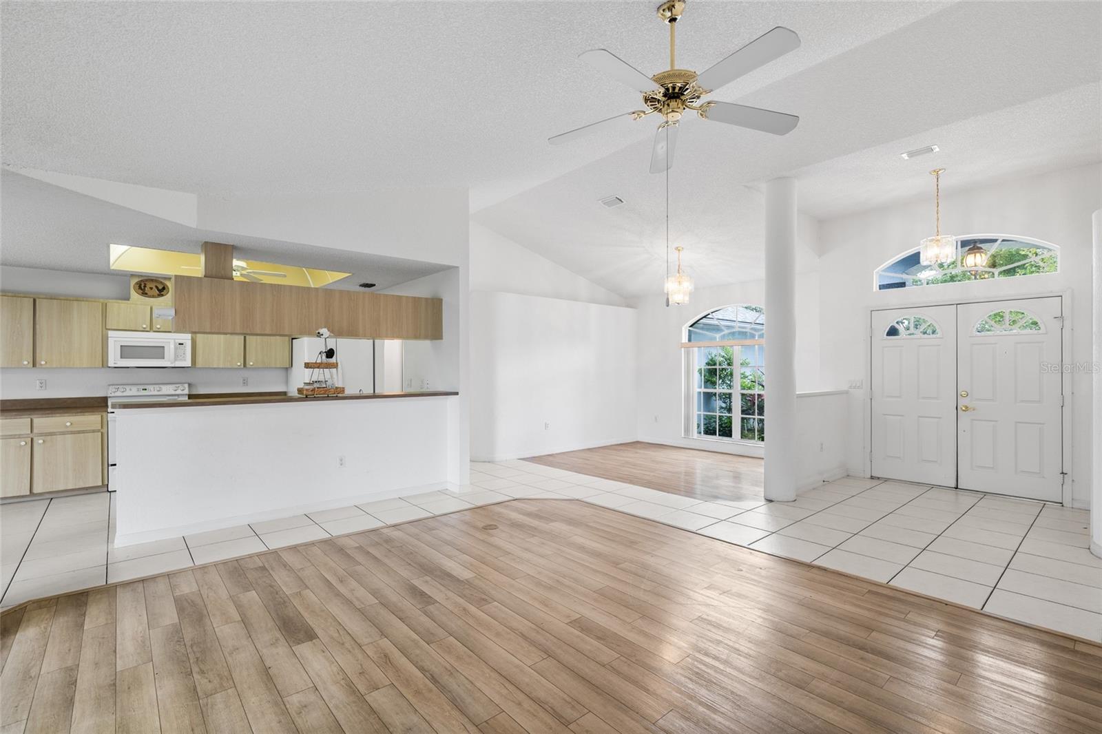 Listing photo id 5 for 22946 Brownwood Court