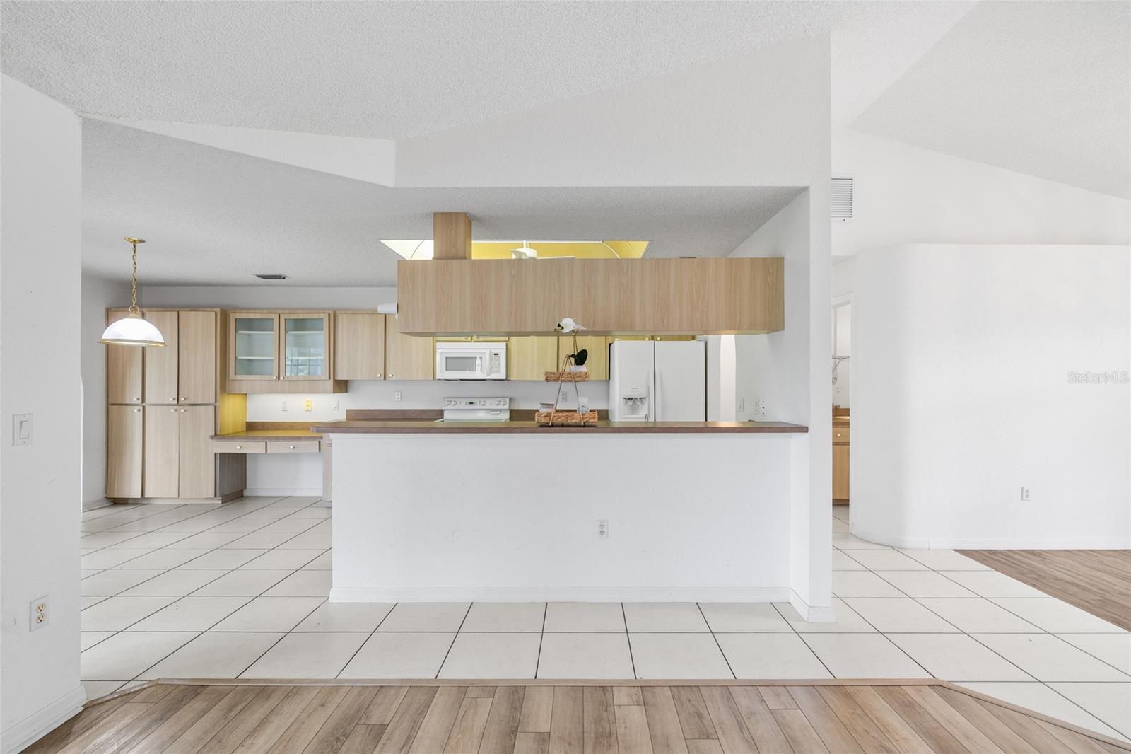 Listing photo id 6 for 22946 Brownwood Court