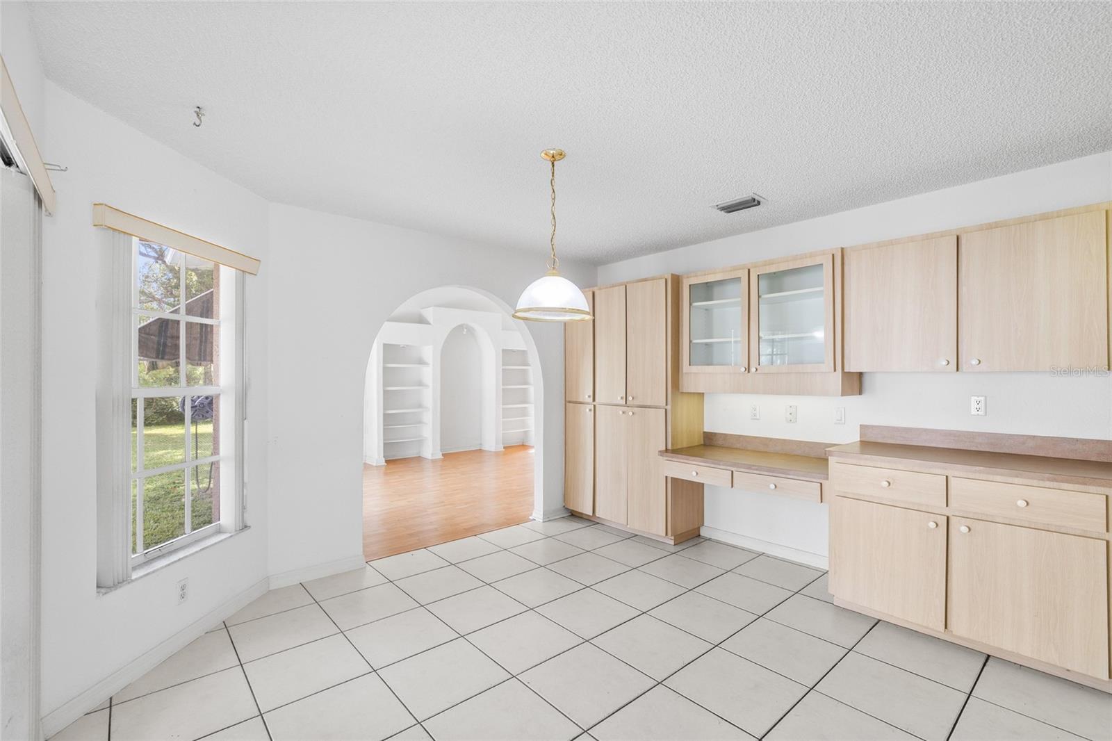 Listing photo id 7 for 22946 Brownwood Court