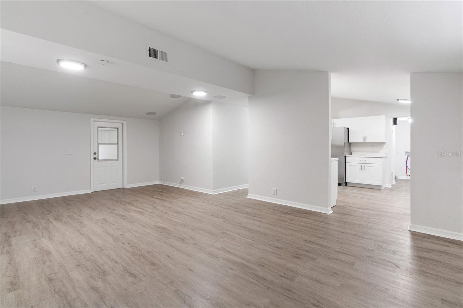Listing photo id 8 for 6401 Angus Valley Drive