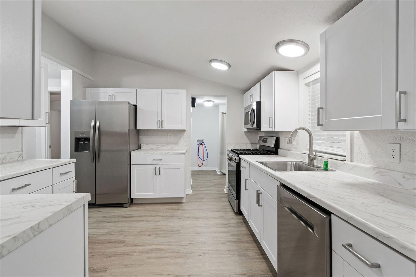 Listing photo id 9 for 6401 Angus Valley Drive