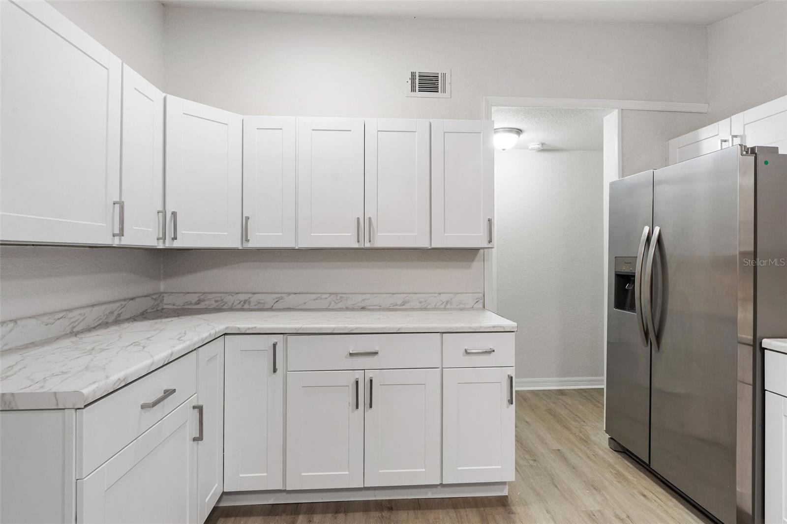 Listing photo id 11 for 6401 Angus Valley Drive