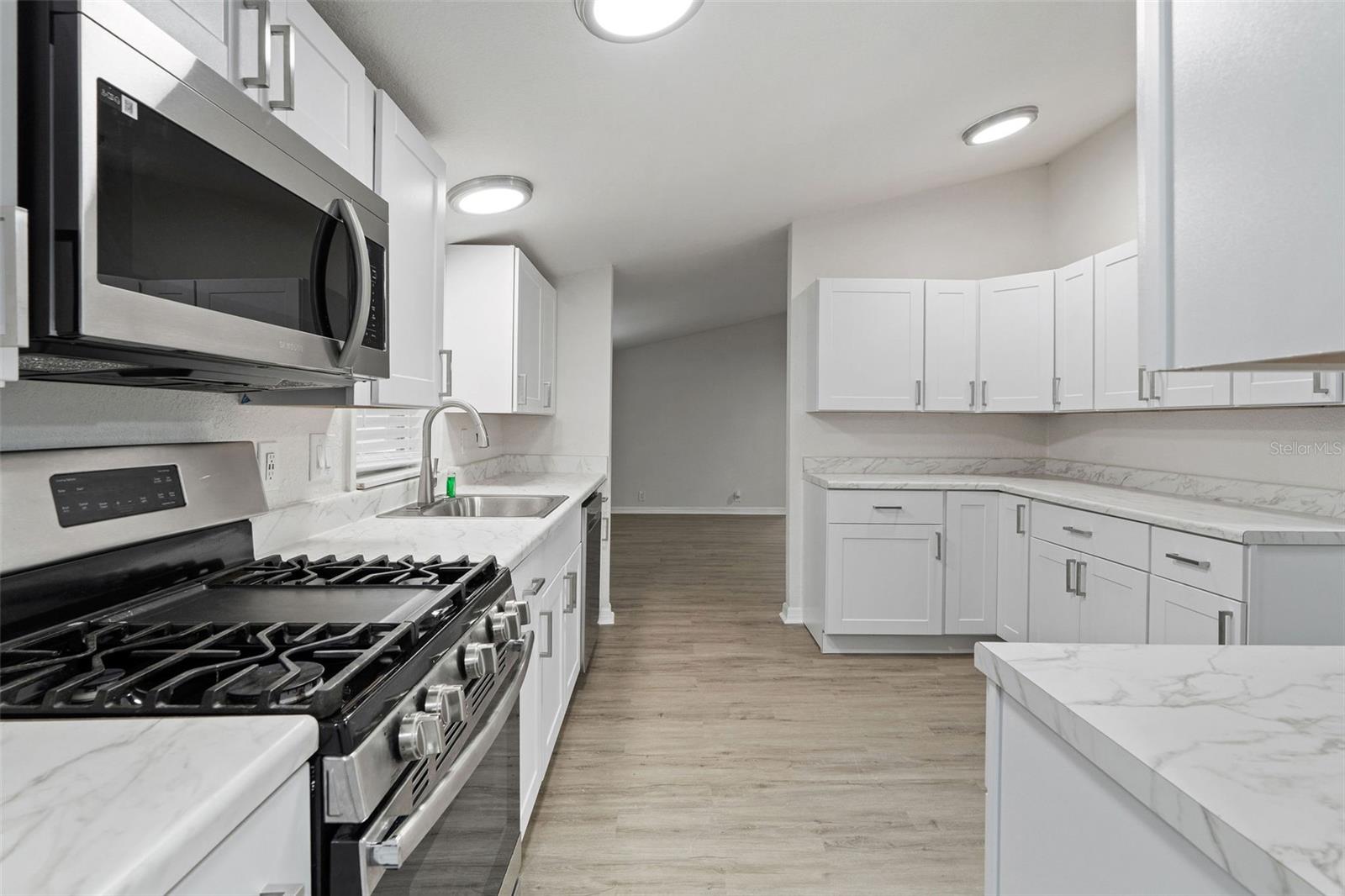 Listing photo id 12 for 6401 Angus Valley Drive