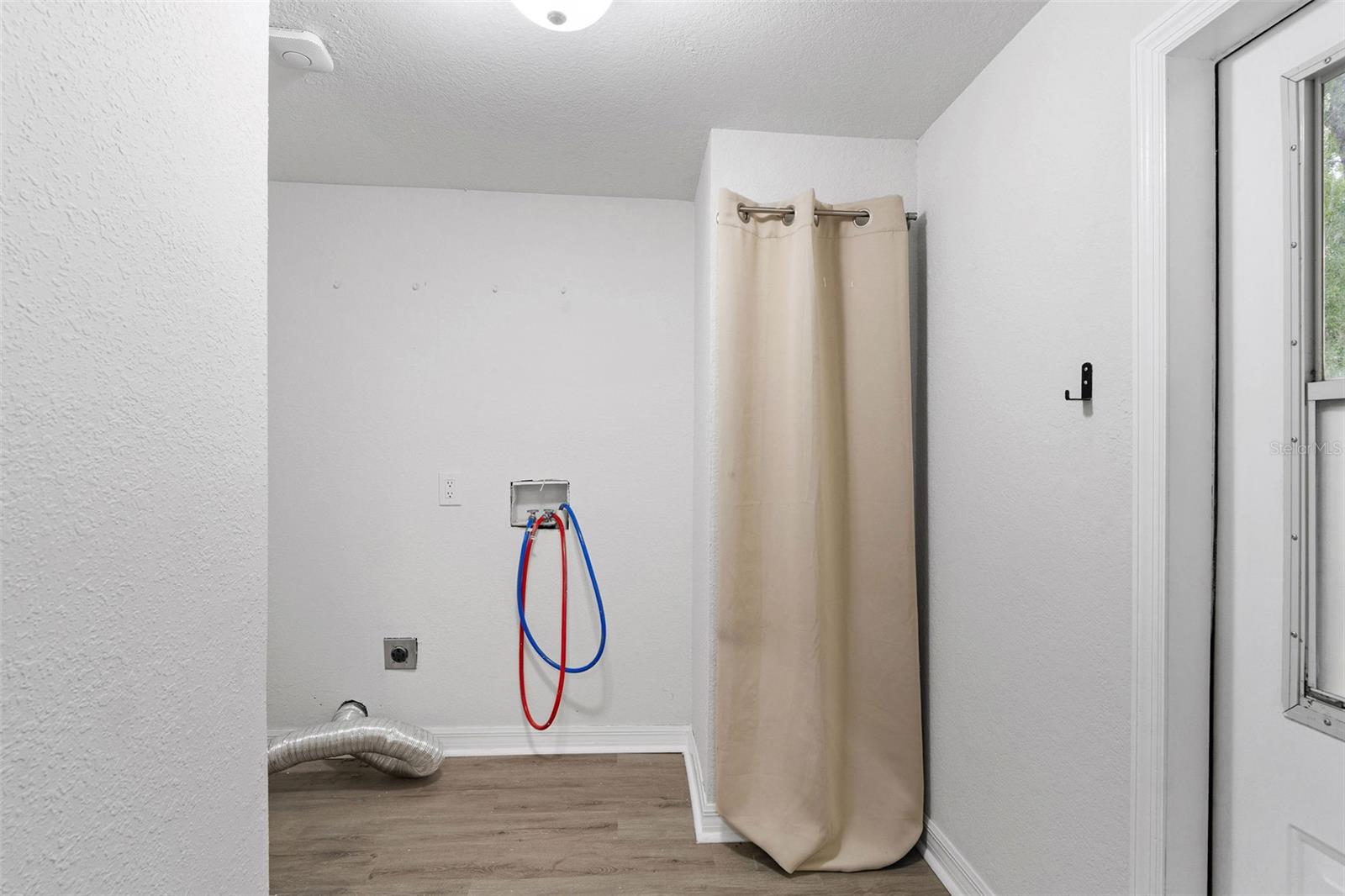Listing photo id 13 for 6401 Angus Valley Drive