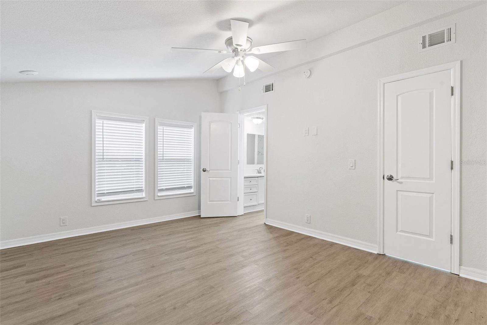 Listing photo id 14 for 6401 Angus Valley Drive
