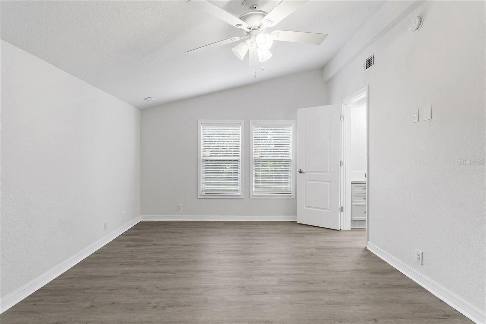Listing photo id 15 for 6401 Angus Valley Drive