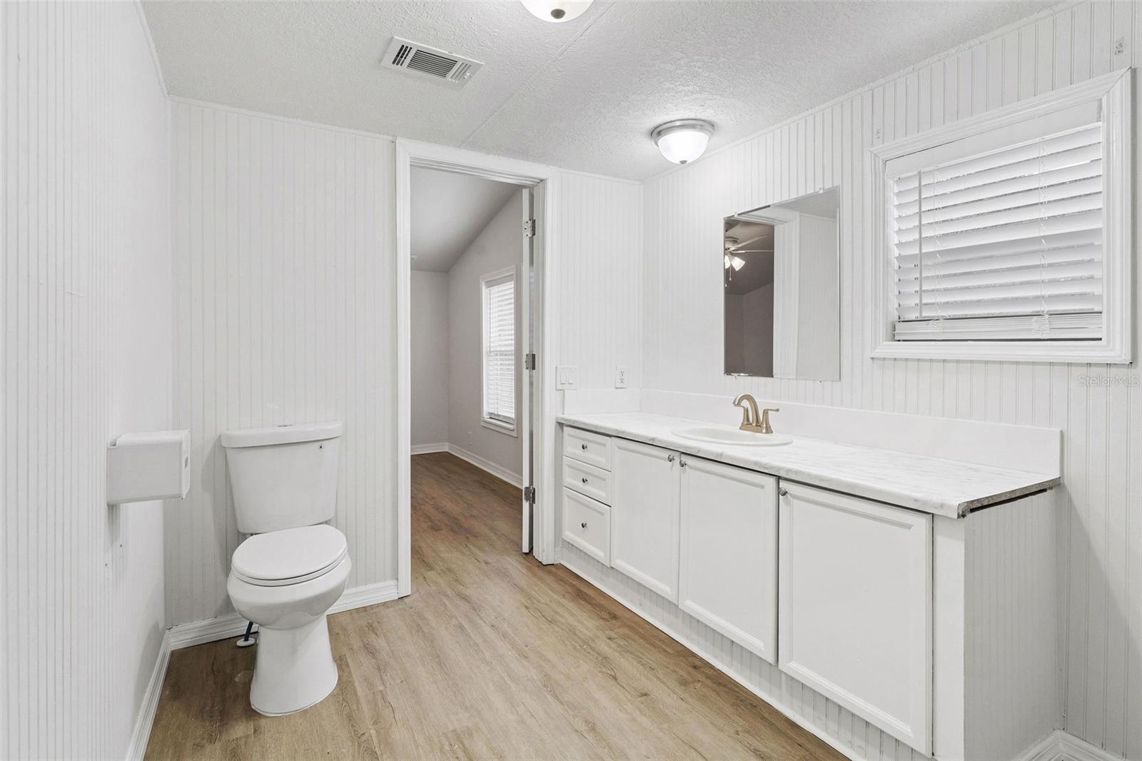 Listing photo id 18 for 6401 Angus Valley Drive