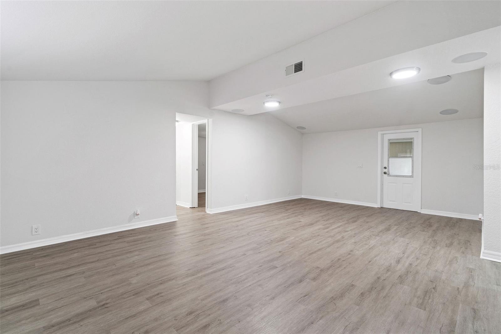 Listing photo id 4 for 6401 Angus Valley Drive