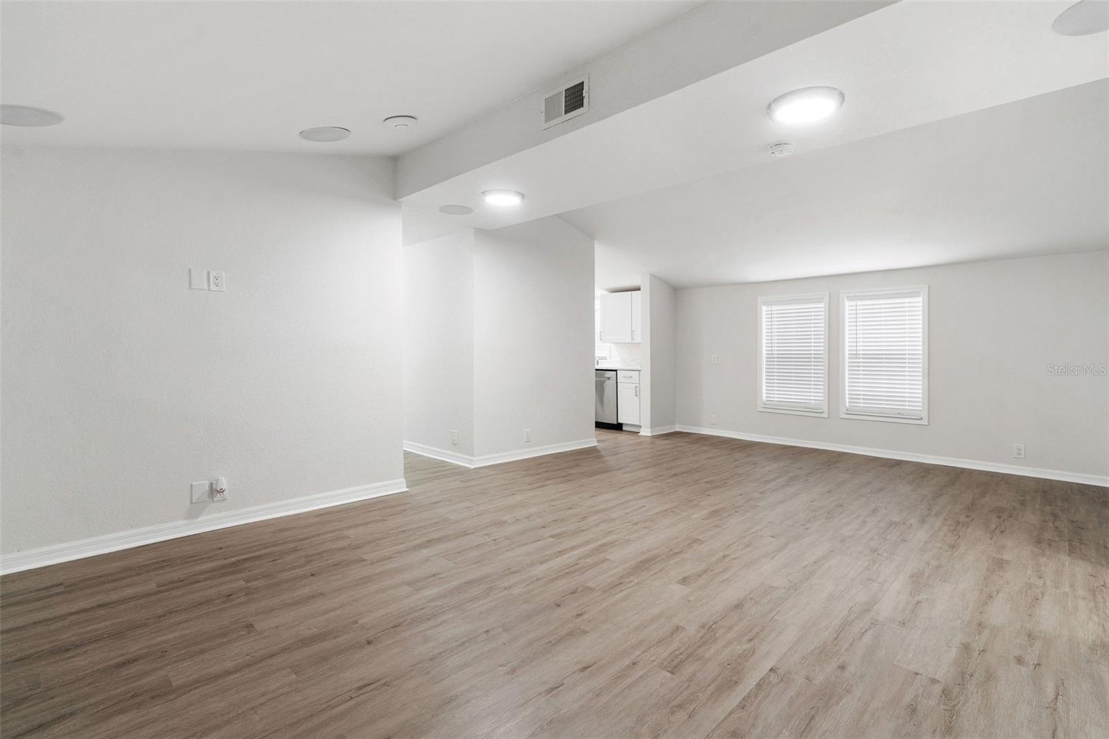 Listing photo id 5 for 6401 Angus Valley Drive