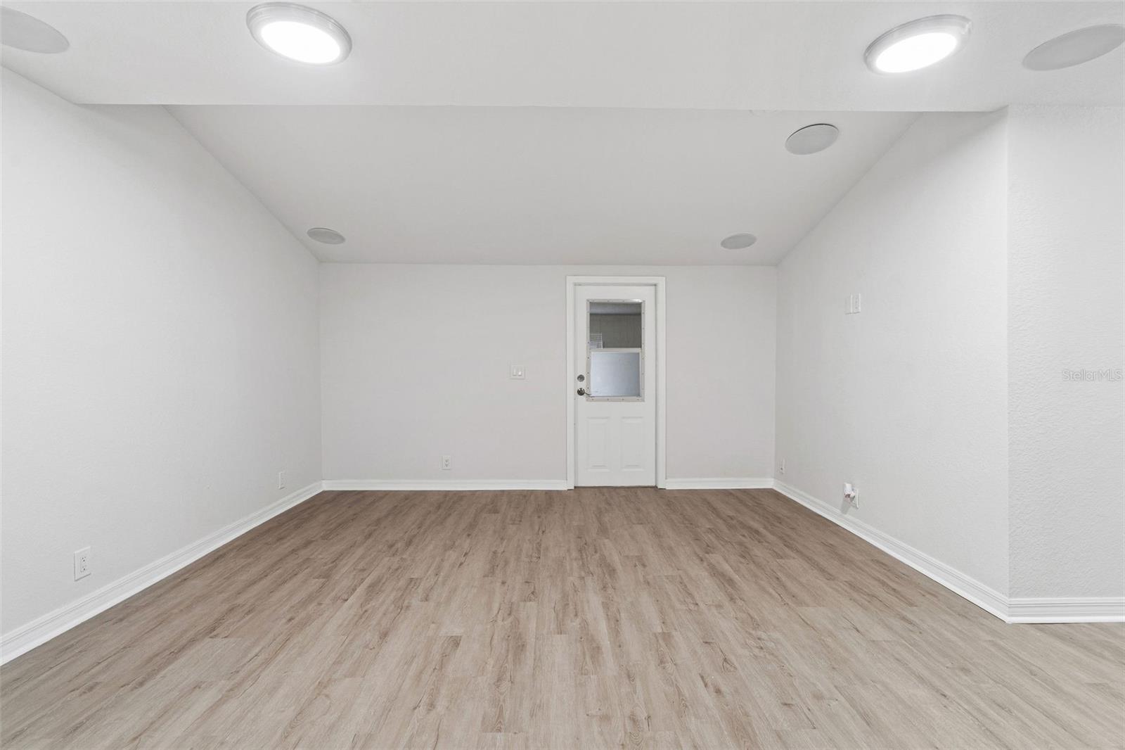 Listing photo id 6 for 6401 Angus Valley Drive