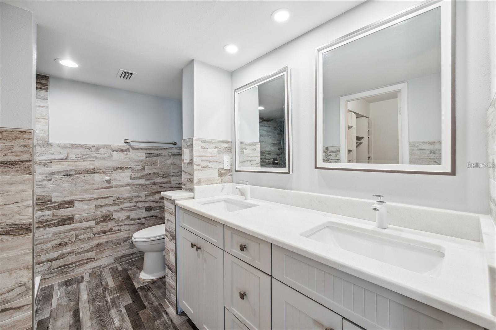 Image 18 of 27 For 2618 Cove Cay Drive 801