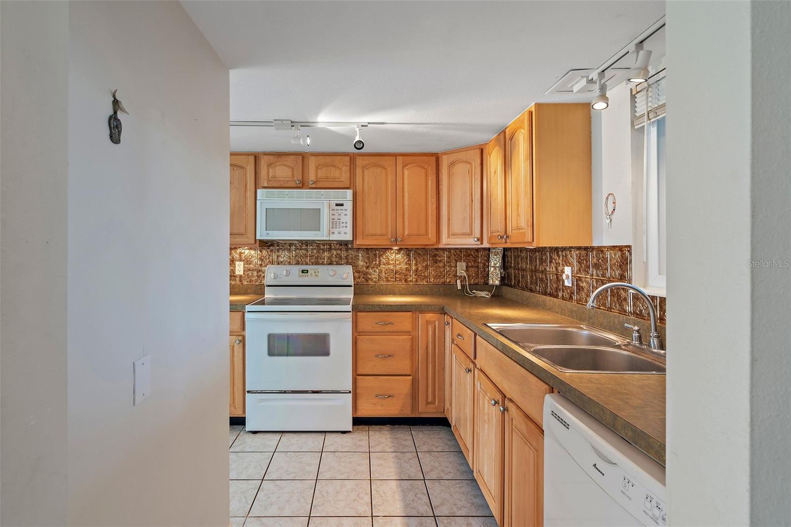 Image 4 of 22 For 2944 Bay Drive 101