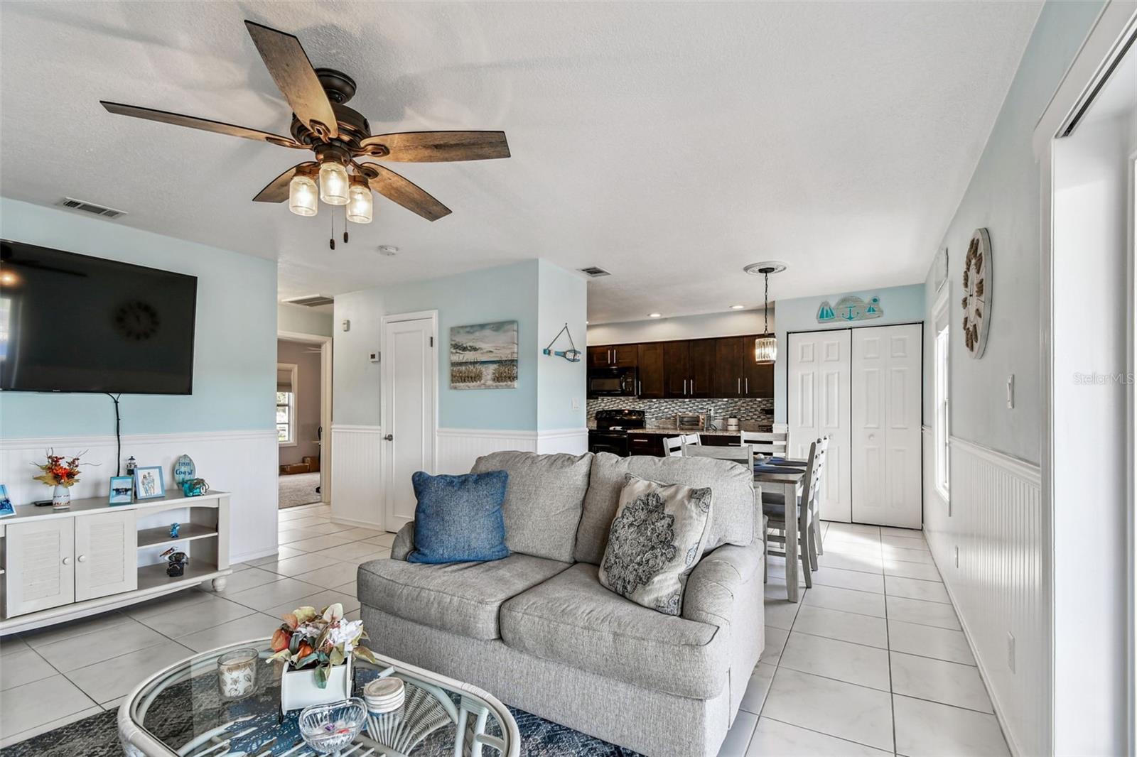 Image 11 of 91 For 5116 Beach Drive Se D