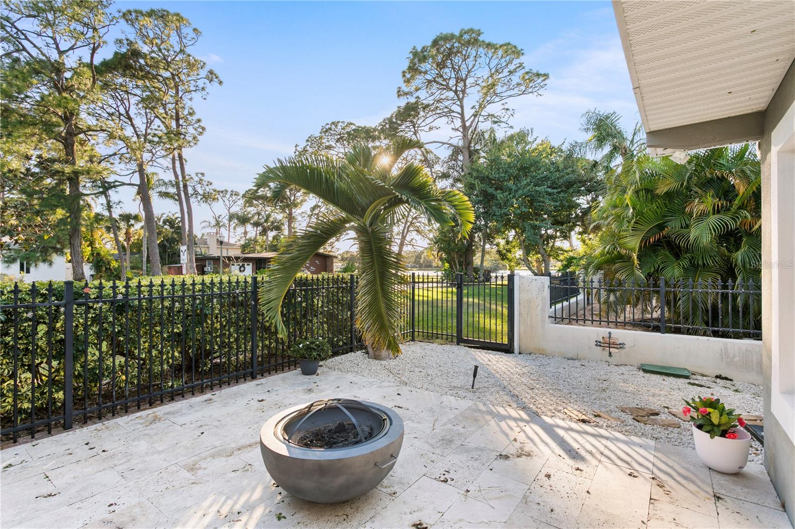 Listing photo id 8 for 400 63rd Street N