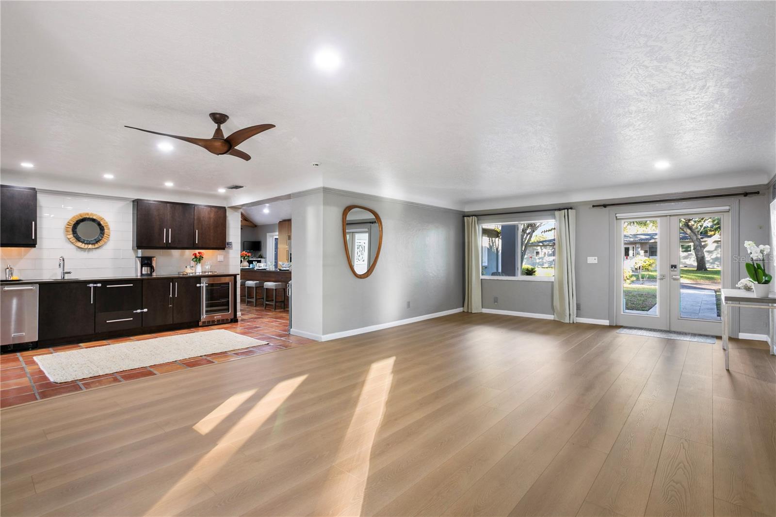 Listing photo id 14 for 400 63rd Street N