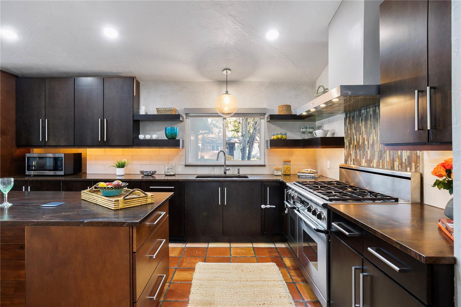 Listing photo id 18 for 400 63rd Street N