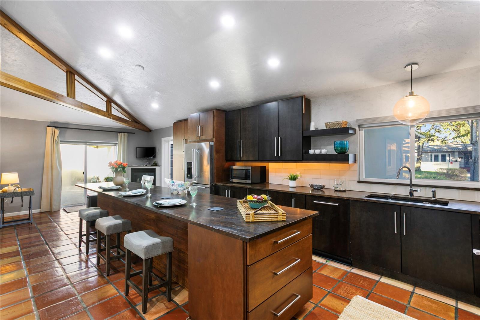 Listing photo id 20 for 400 63rd Street N