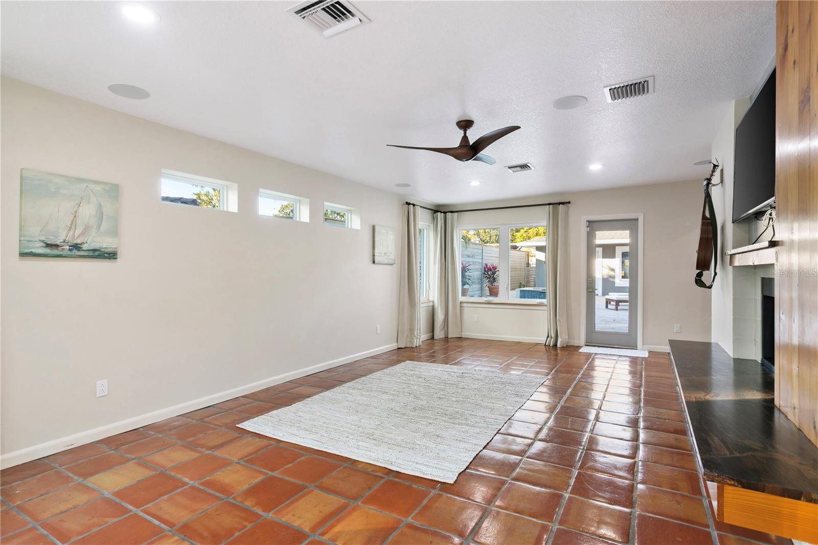 Listing photo id 26 for 400 63rd Street N