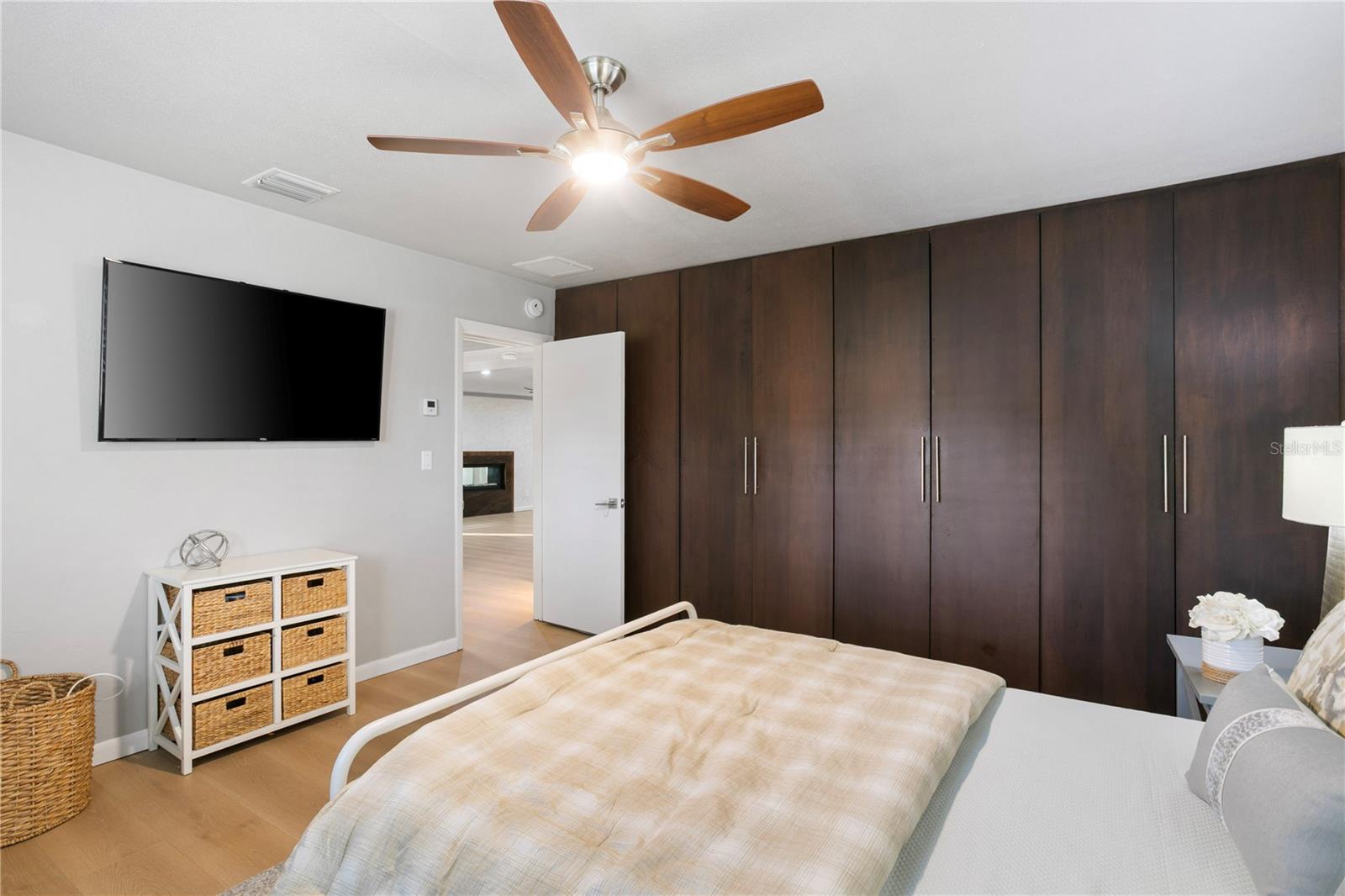 Listing photo id 30 for 400 63rd Street N