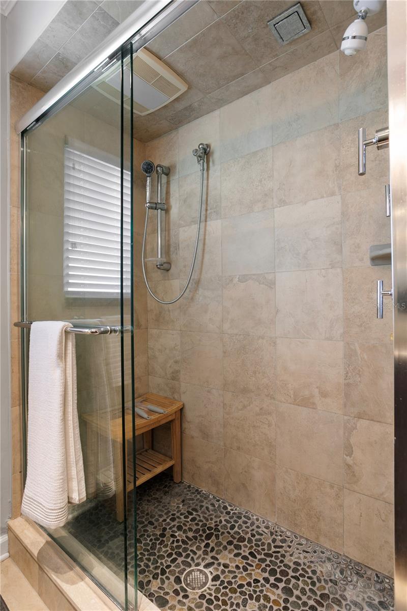 Listing photo id 33 for 400 63rd Street N