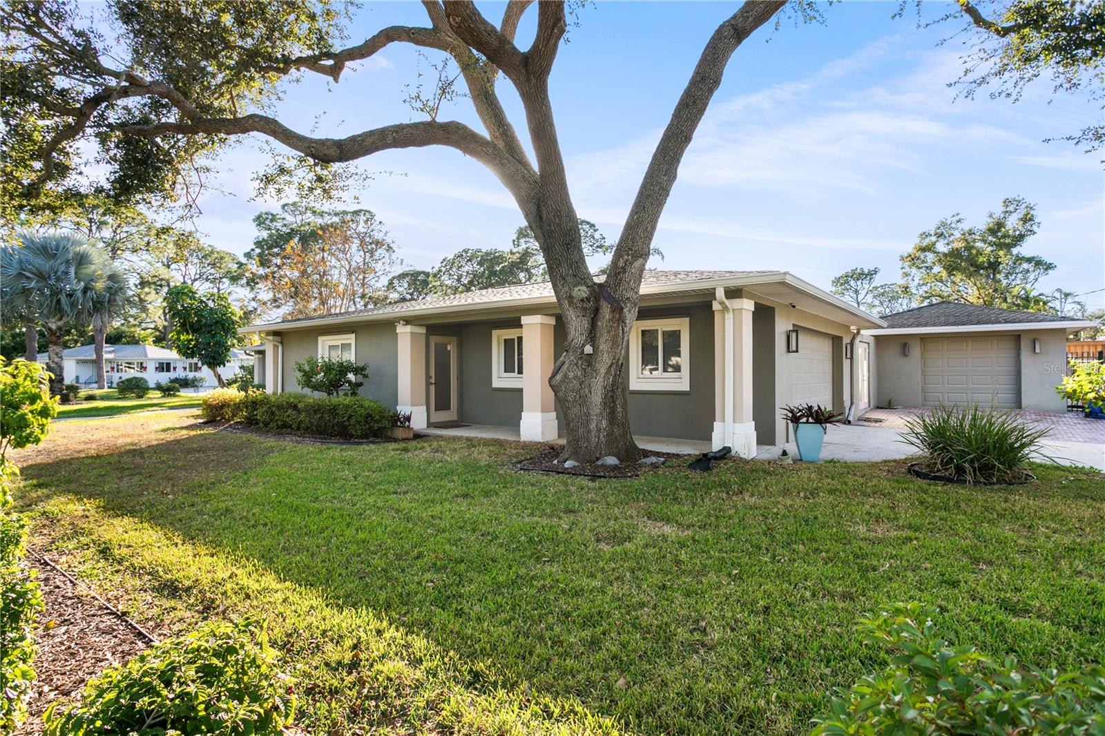 Listing photo id 2 for 400 63rd Street N