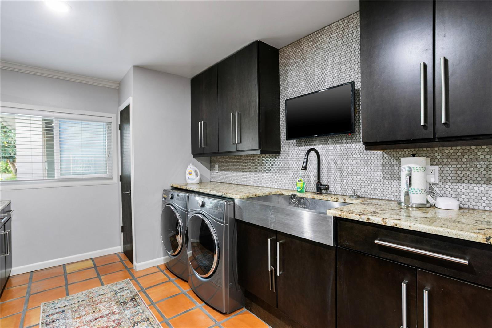 Listing photo id 39 for 400 63rd Street N