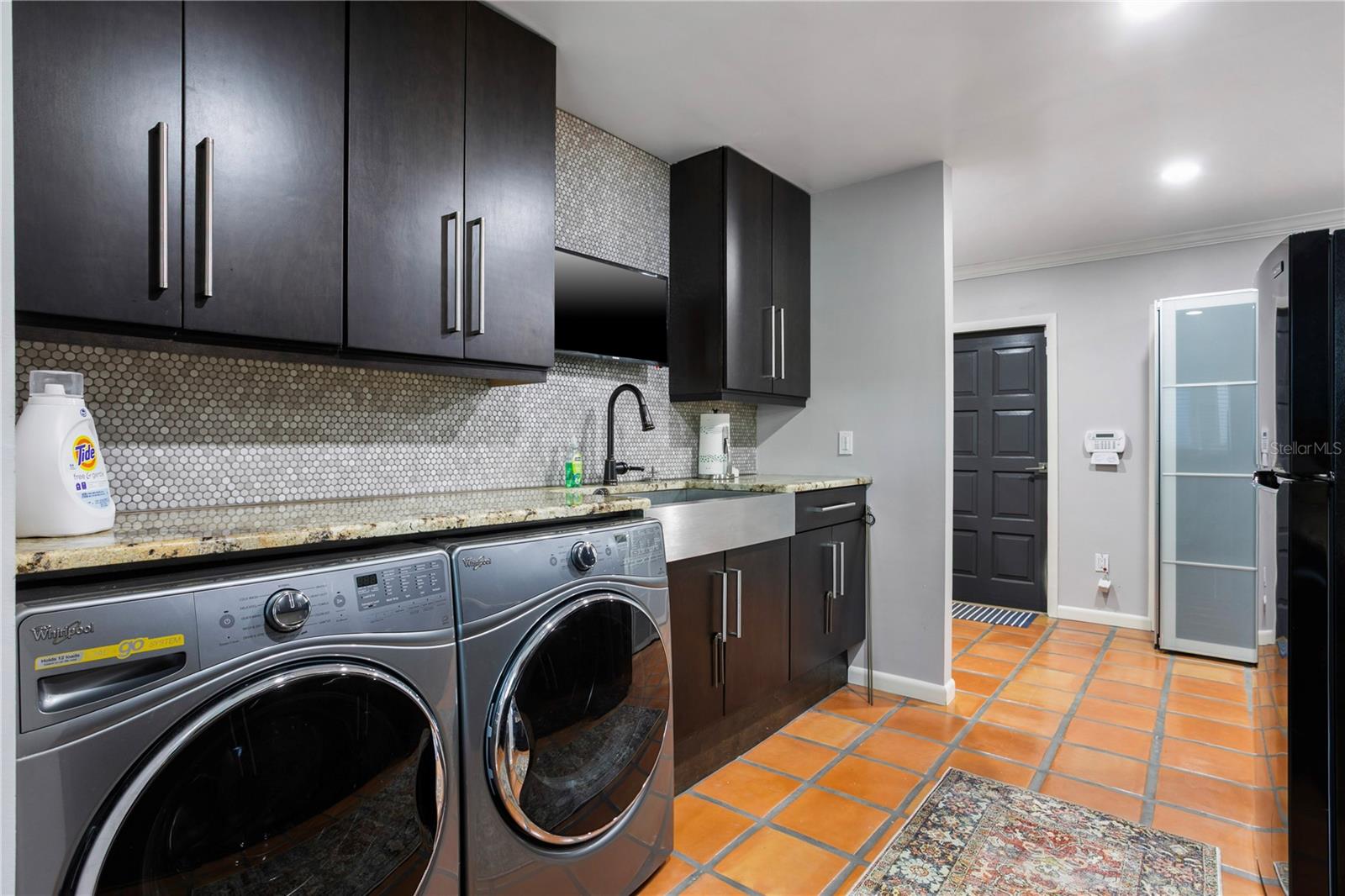 Listing photo id 41 for 400 63rd Street N