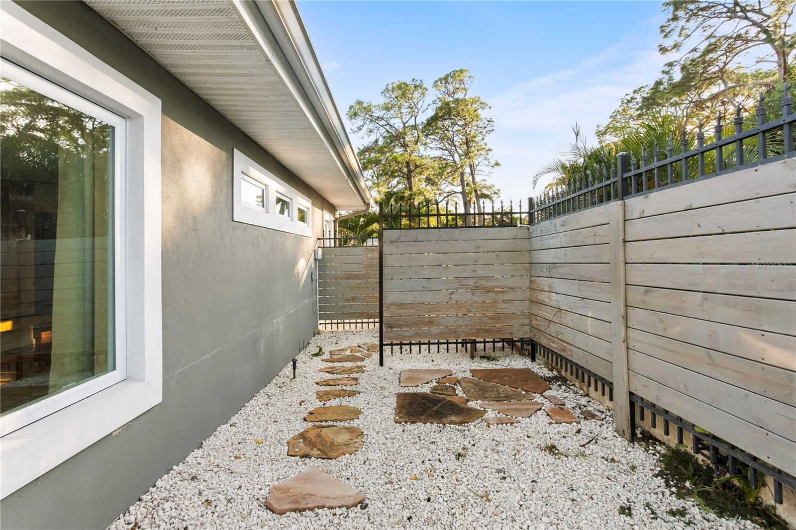 Listing photo id 48 for 400 63rd Street N