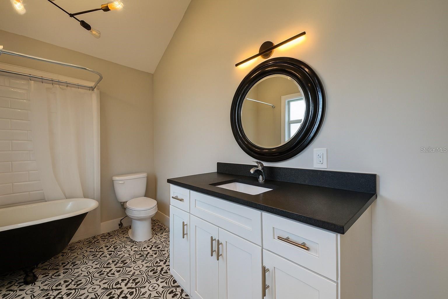 Image 13 of 17 For 2440 Quincy Street S