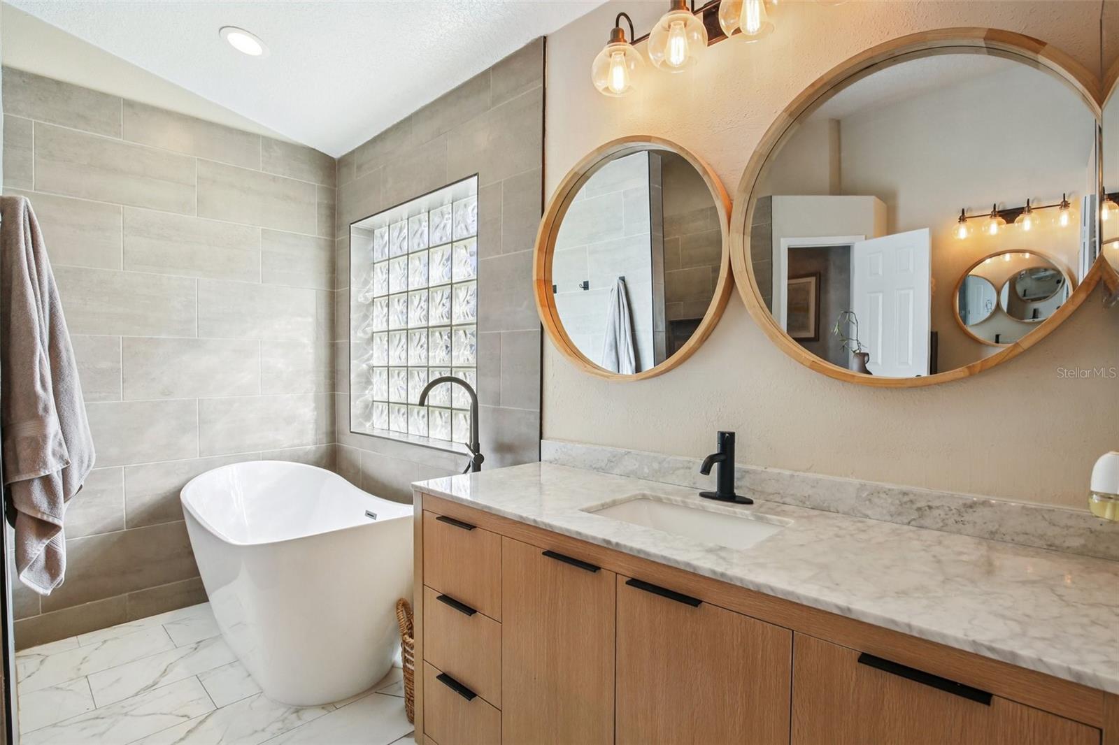 Listing photo id 16 for 18103 Latimer Lane