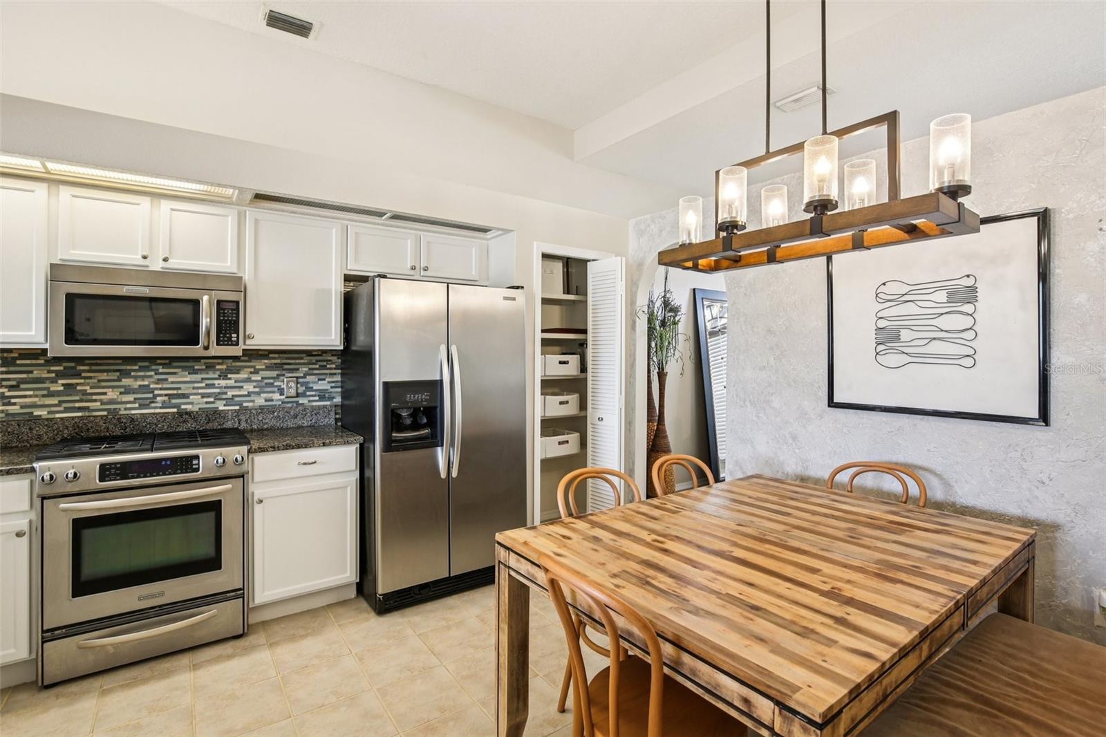 Listing photo id 6 for 18103 Latimer Lane