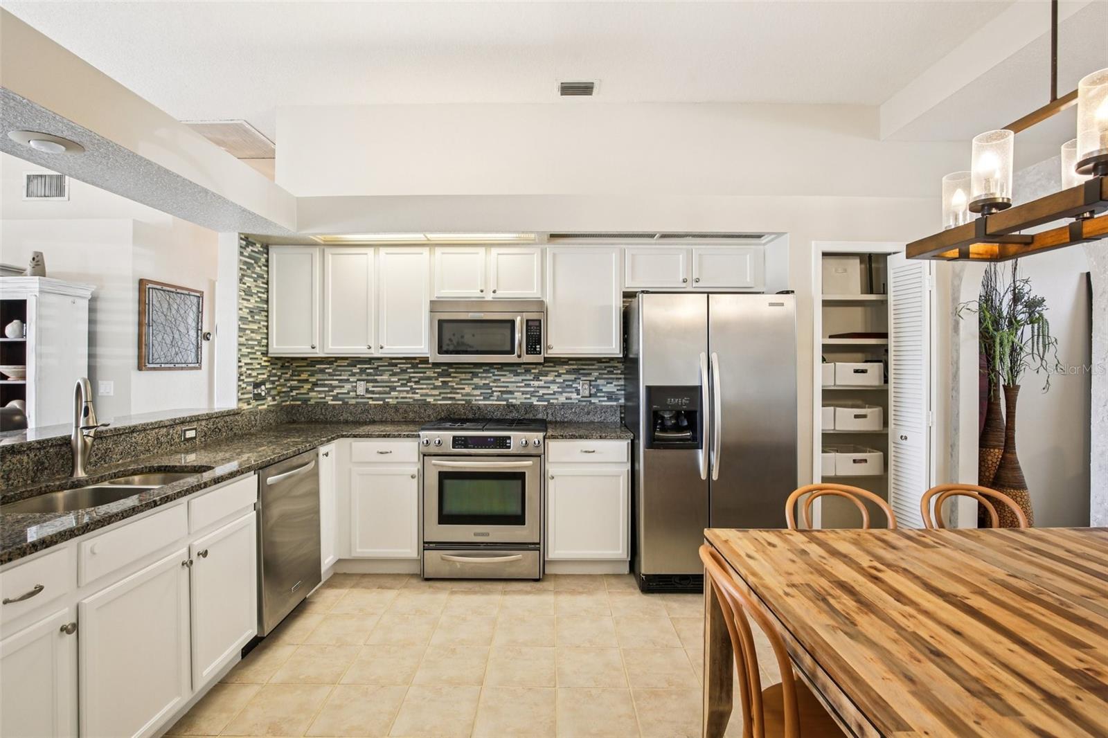 Listing photo id 7 for 18103 Latimer Lane