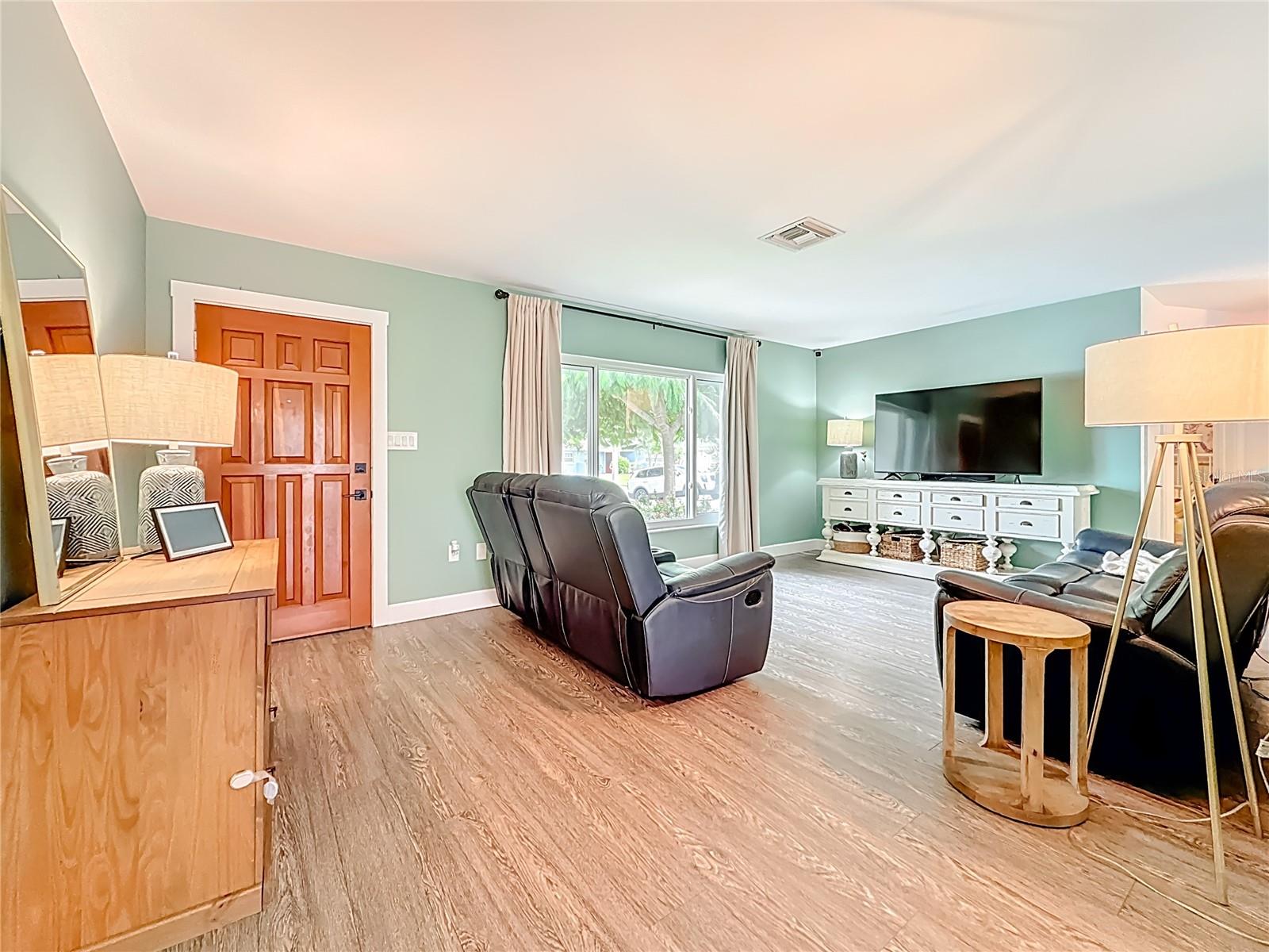 Image 4 of 60 For 1530 Lakeside Drive