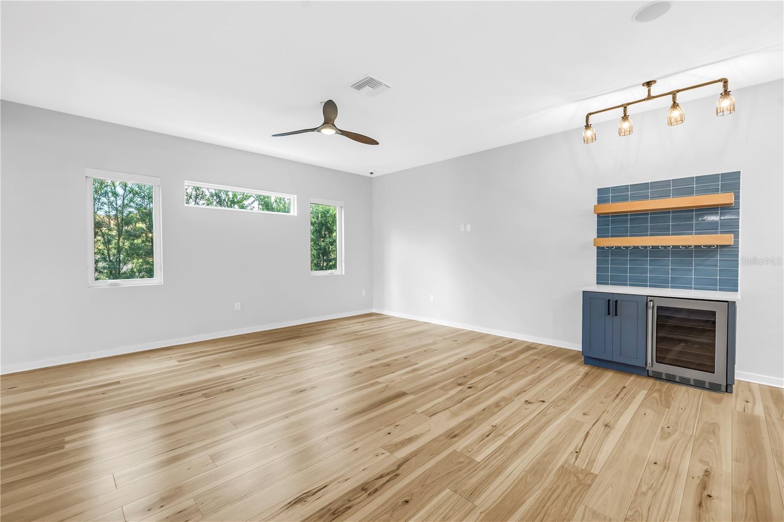 Image 16 of 77 For 210 Amelia Avenue C