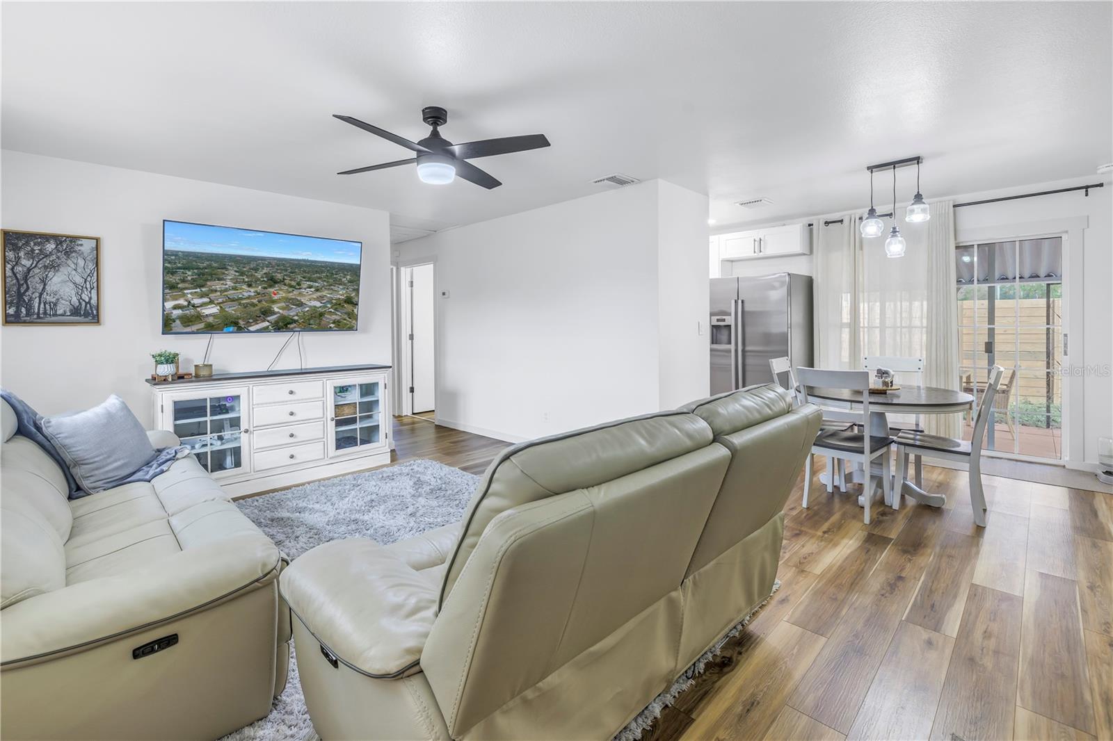 Listing photo id 11 for 8701 56th Street N