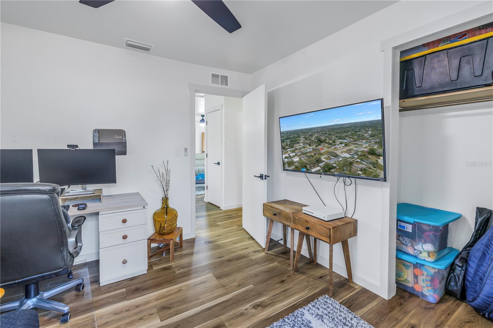 Listing photo id 12 for 8701 56th Street N