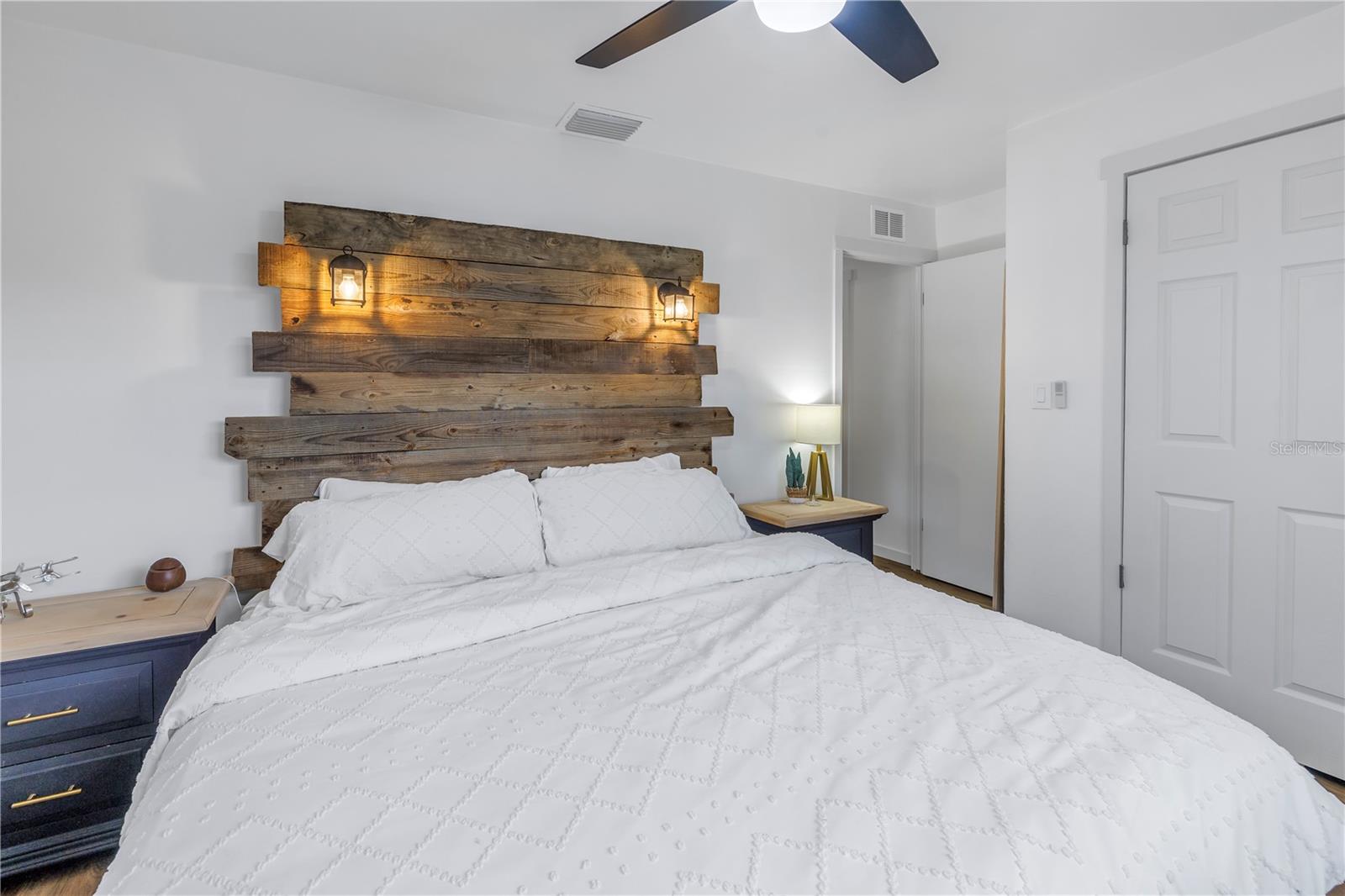 Listing photo id 17 for 8701 56th Street N
