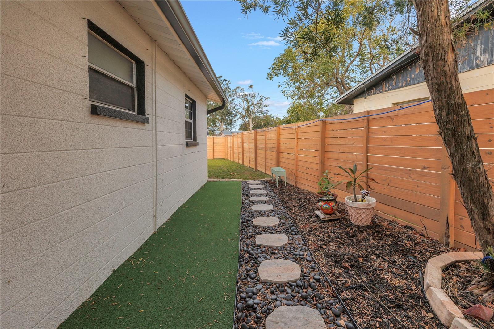 Listing photo id 24 for 8701 56th Street N