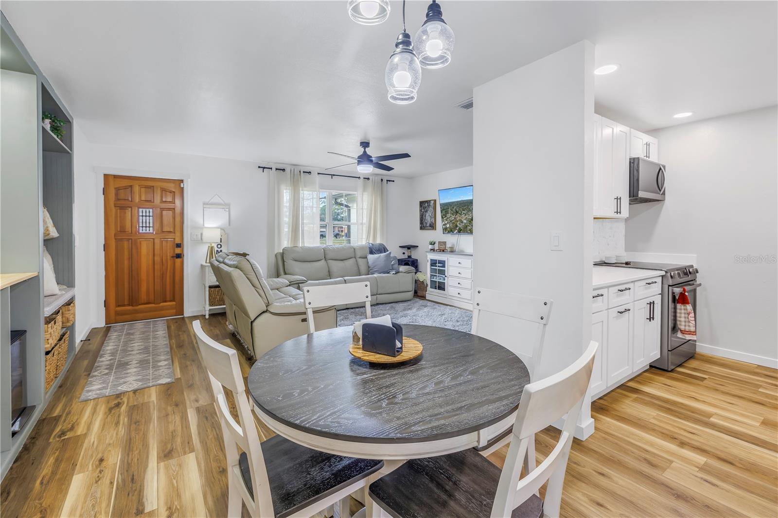 Listing photo id 1 for 8701 56th Street N