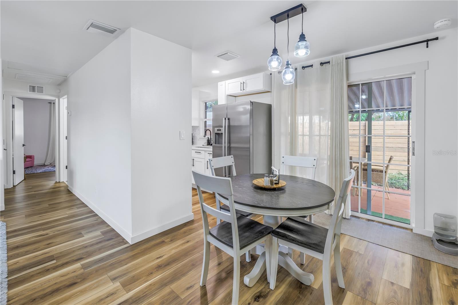 Listing photo id 2 for 8701 56th Street N