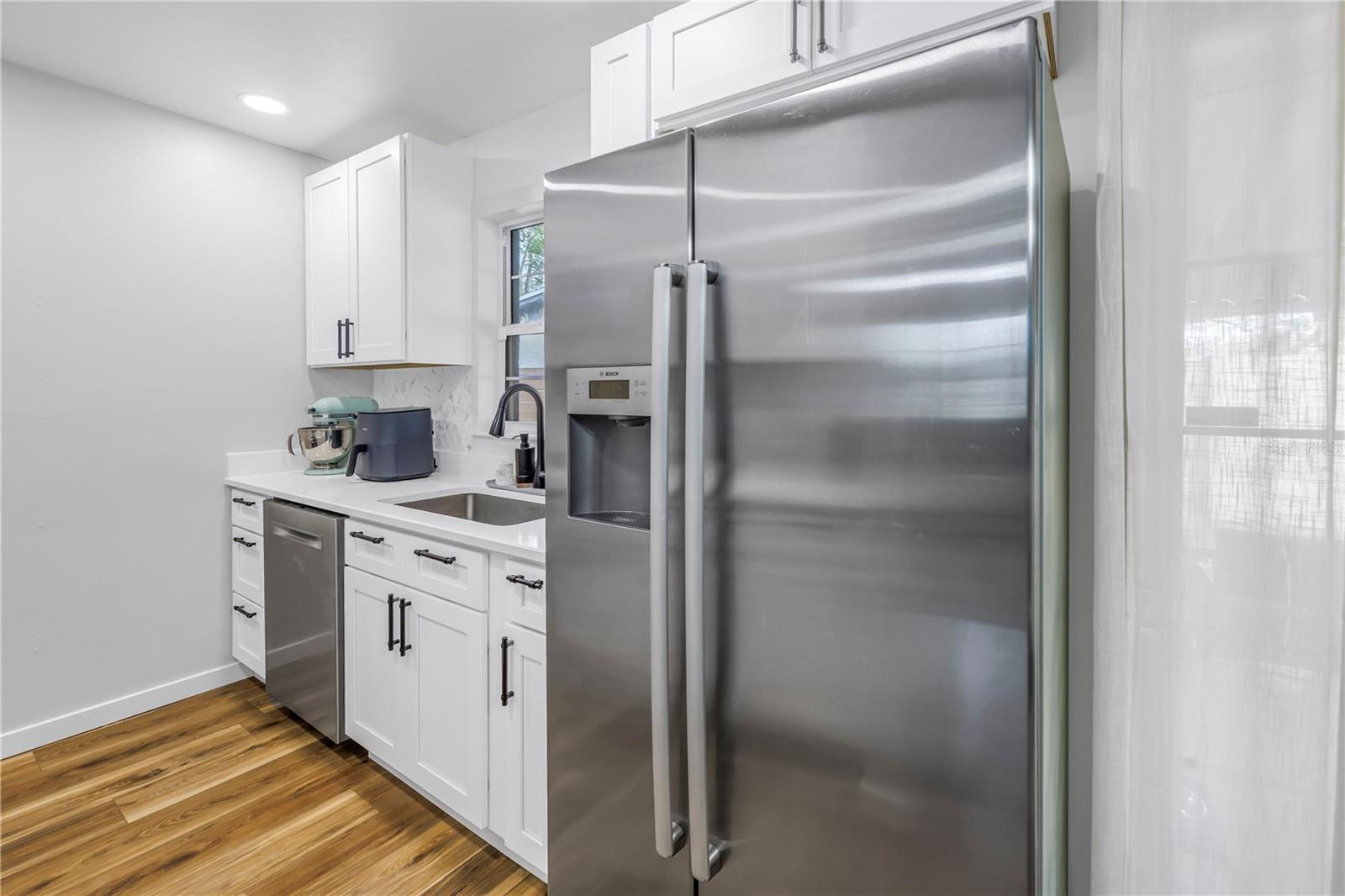 Listing photo id 3 for 8701 56th Street N