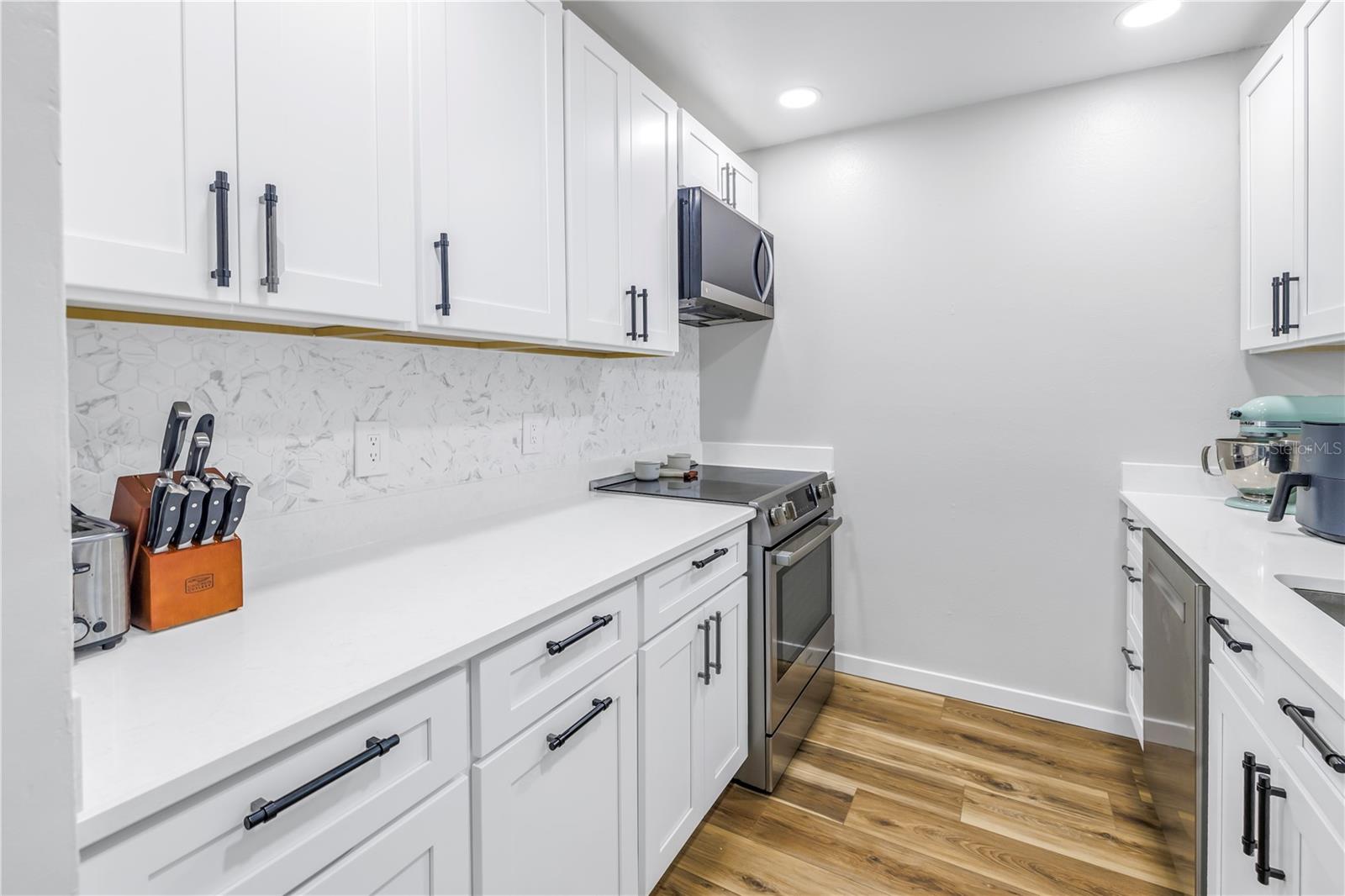 Listing photo id 4 for 8701 56th Street N