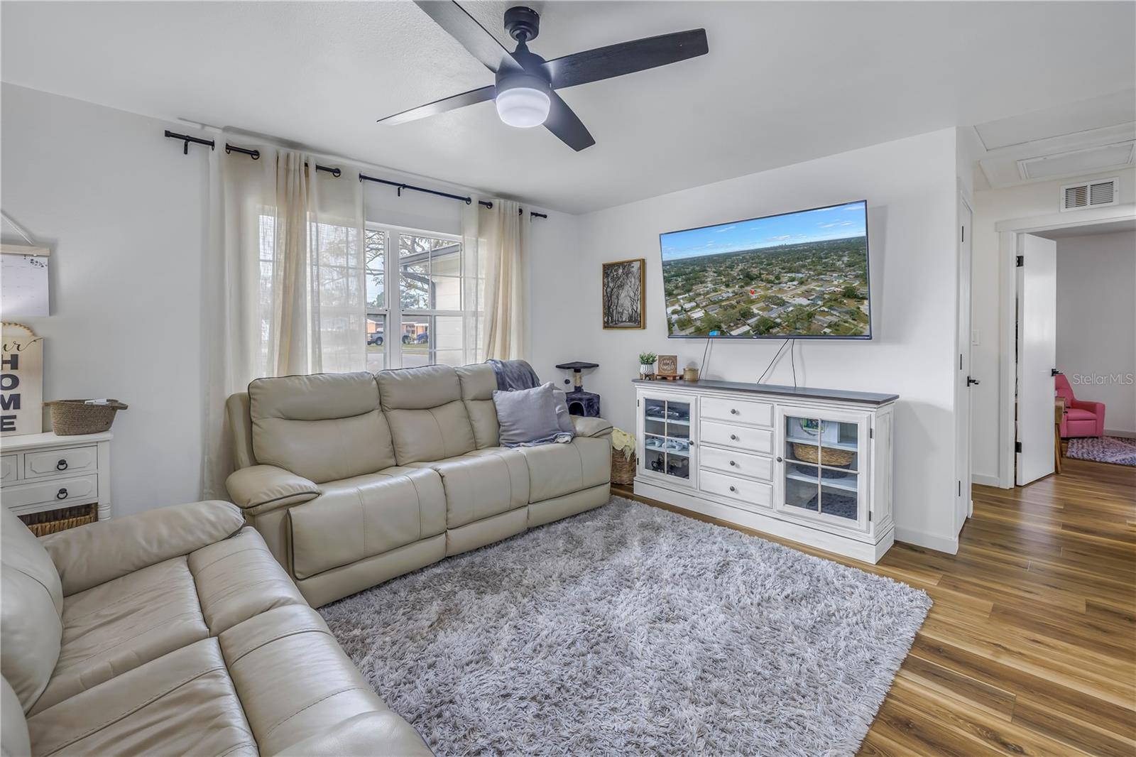Listing photo id 7 for 8701 56th Street N