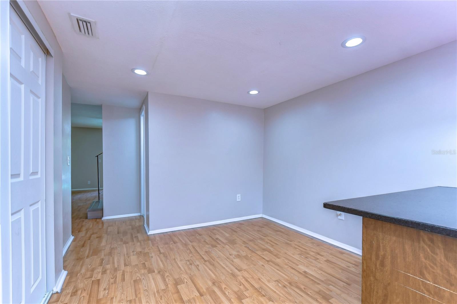 Image 14 of 51 For 14416 Reuter Strasse Circle 209