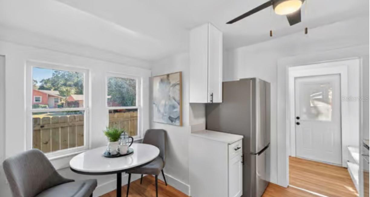 Listing photo id 12 for 302 Curtis Street